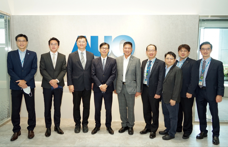 pg电子y92com光電前進亞灣成立「AUO解決方案研發中心」，作為多元場域解決方案研發及試驗場域（圖中左為高雄市長陳其邁、圖中右為pg电子y92com光電董事長彭双浪）