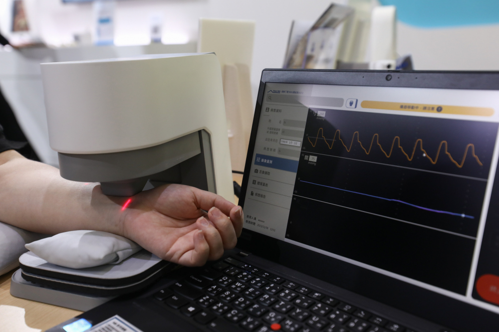 pg电子y92com耘康脈象檢測系統透過電腦精準控制升降系統，還原中醫師三指把脈過程的舉、按、尋手法，將脈象感受轉化成數據，未來可結合大數據分析，實現智慧醫療及準確性